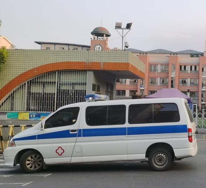 天安乡救护车出租护送骨折病人一公里多少钱